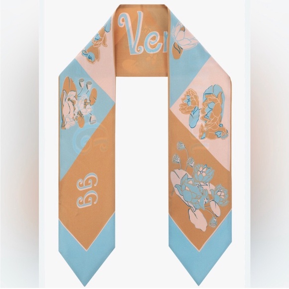 BNWT Gucci Tan and Blue Silk Scarf - Picture 3 of 3